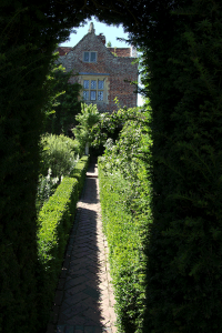 Sissinghurst_castle_white_g